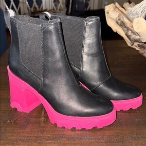 NWOT Sorel Black and Pink Women's Ankle Boots